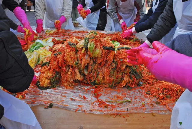 김장철에 함께 김치를 담그는 모습