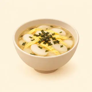 tteokguk / zupa z ciastek ryżowych